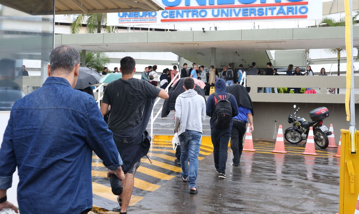 Provas do Enade são aplicadas neste domingo (27), em todo o país