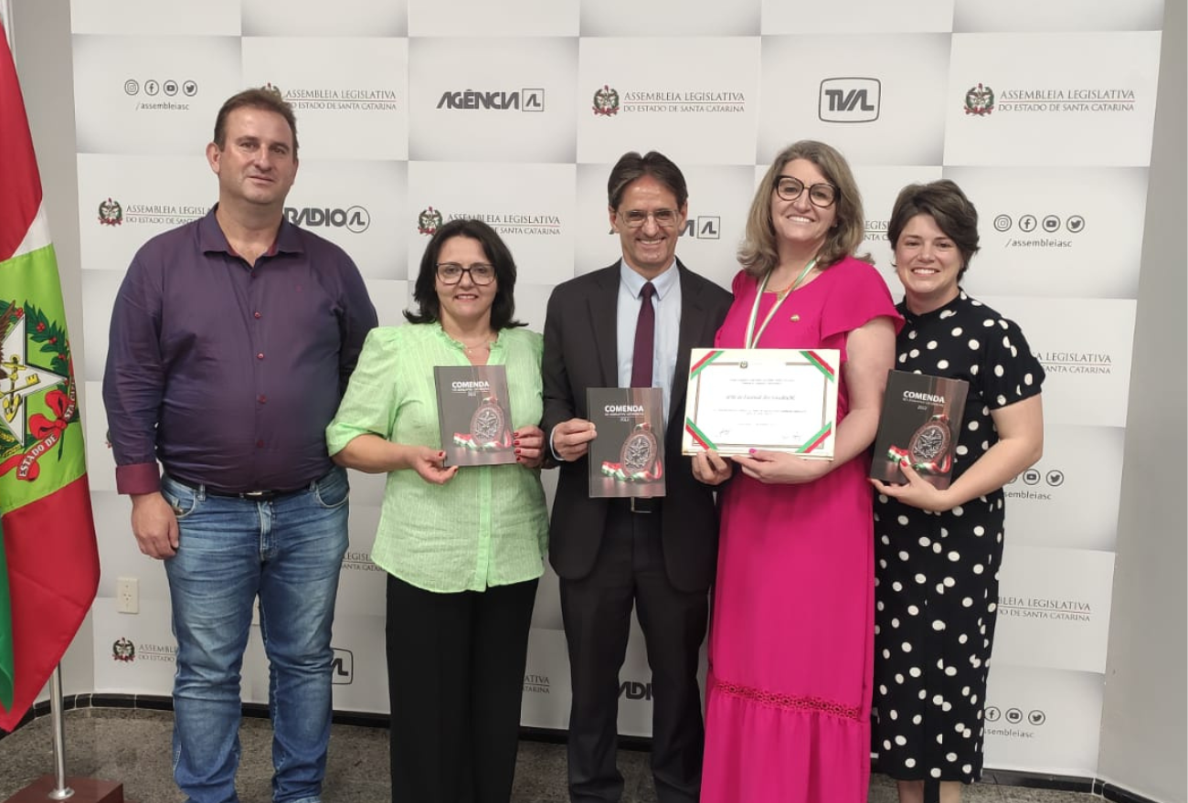 Saretta homenageia APAE de Faxinal dos Guedes com Comenda do Legislativo Catarinense
