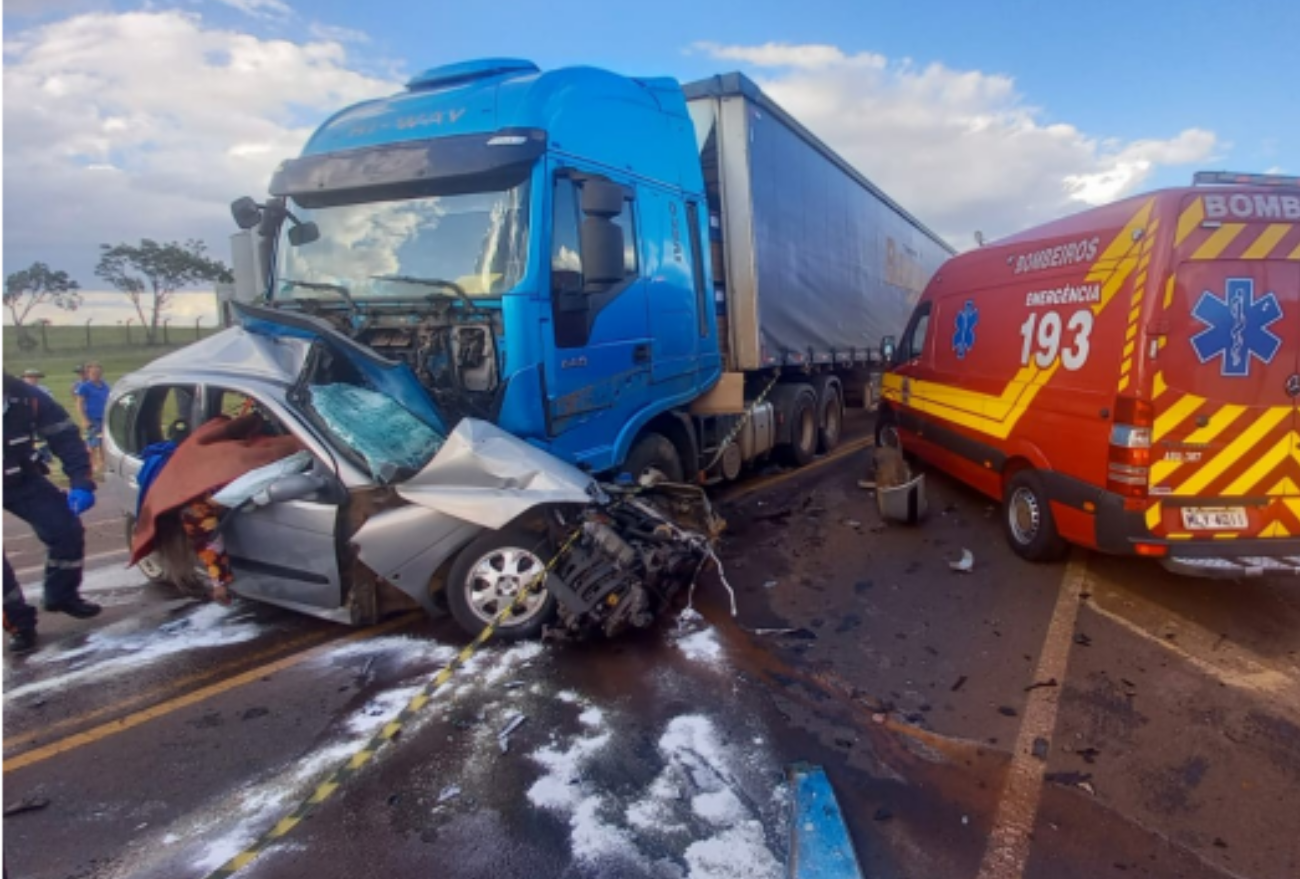 Tragédia: Família morre após colisão entre carro e carreta no Oeste