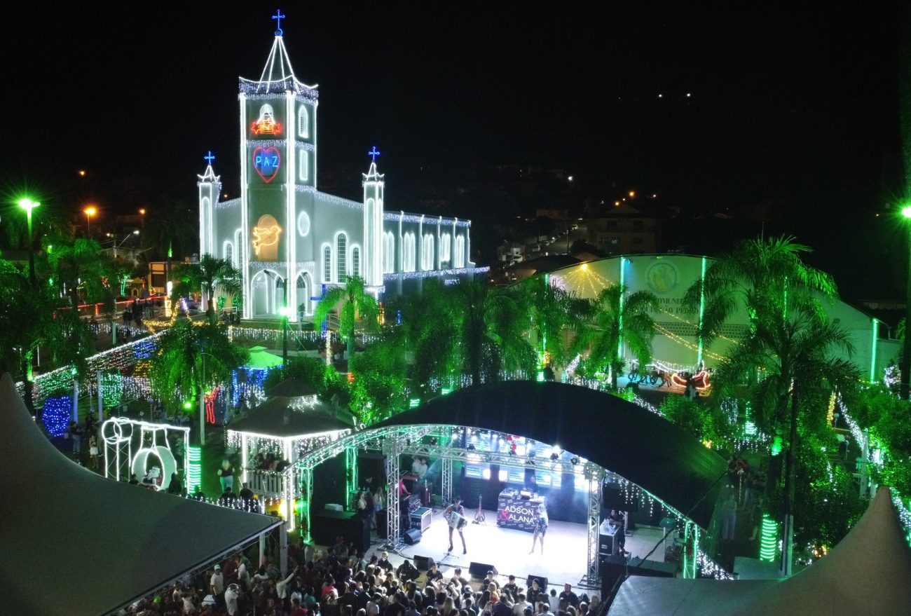 Fotos: Abertura do Natal da Gente de Vargeão reúne milhares de pessoas na Praça Central