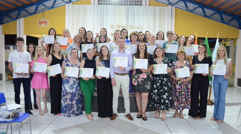 Secretaria de Educação de Ponte Serrada realiza formatura da turma do Curso Básico de Espanhol