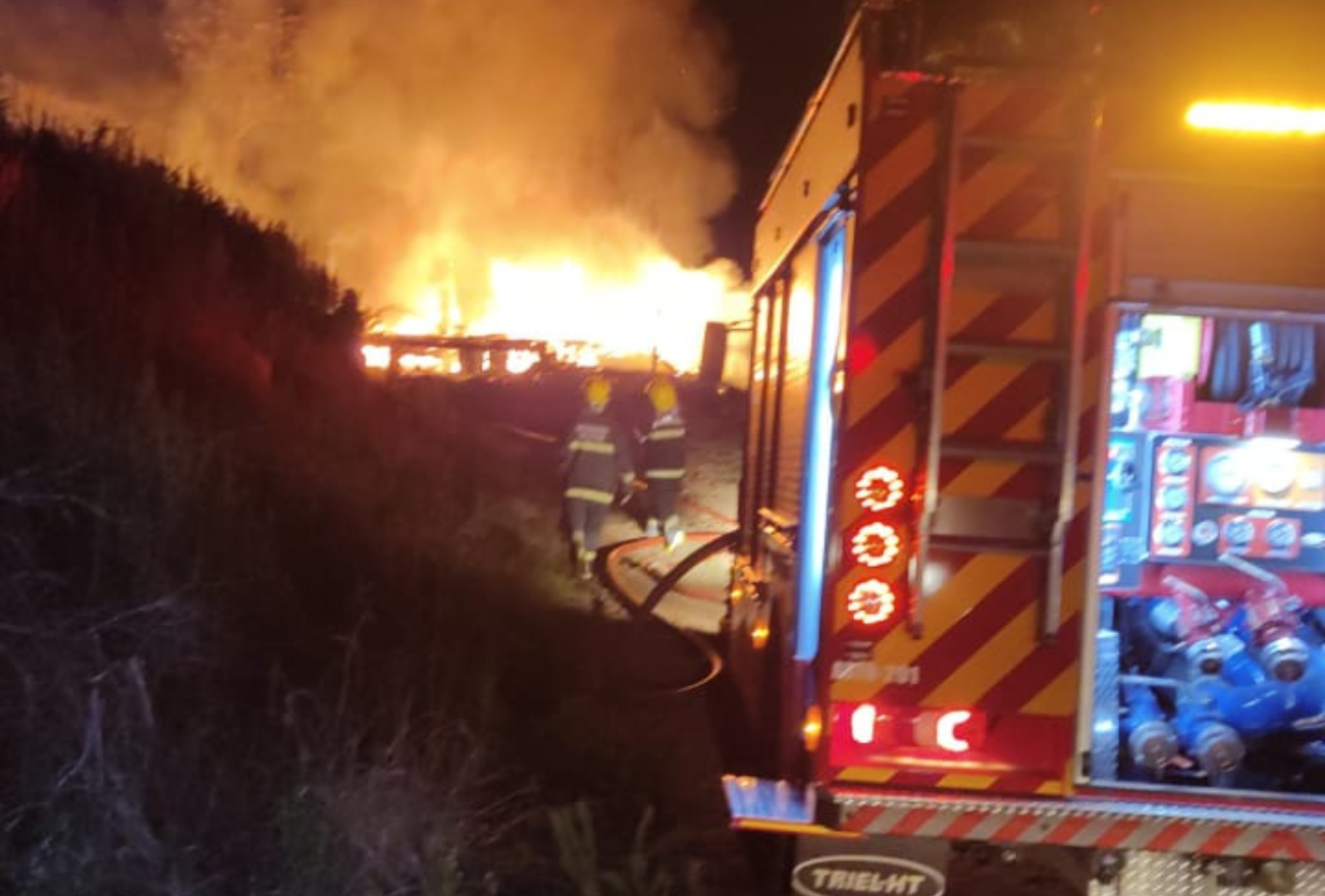 Residência é completamente destruída por incêndio em Quilombo