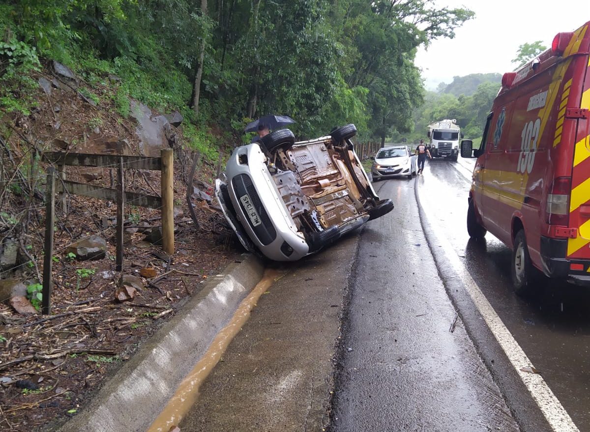 Colisão entre carros e caminhão deixa seis feridos em Quilombo