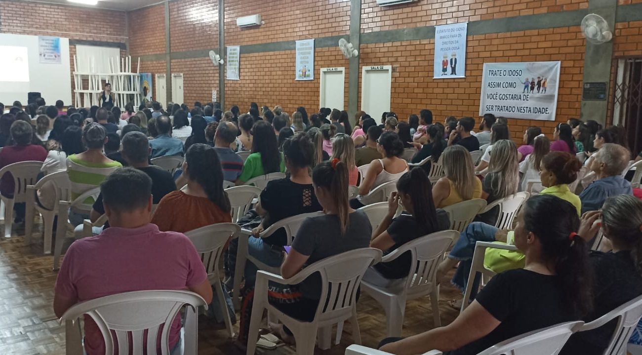 Palestra lota Centro de Convivência do Idoso e arrecada mais de 250 kg de alimentos, em Faxinal dos Guedes