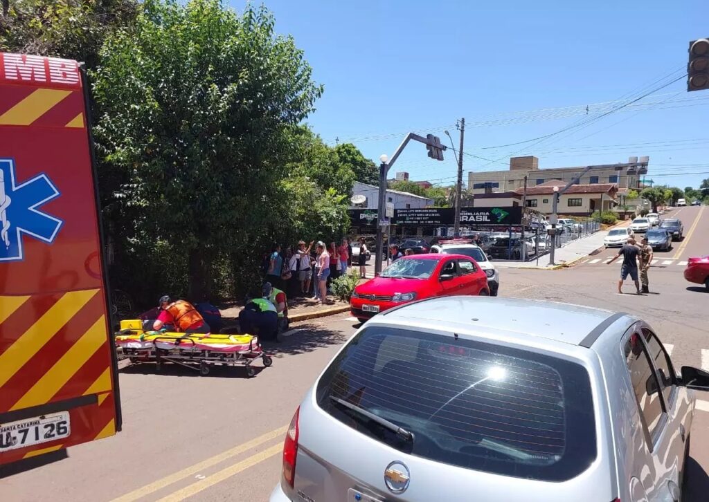 Ciclista de 17 anos tem parte da orelha arrancada após colidir contra veículo, no Oeste