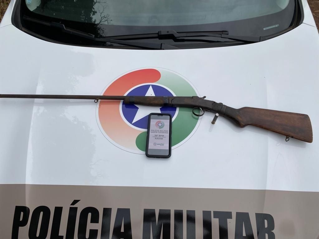 Arma é localizada após denúncia de disparos em via pública, em Xaxim