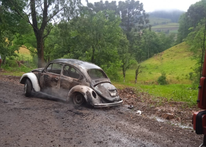 Fusca é totalmente destruído por incêndio no interior de Ipumirim