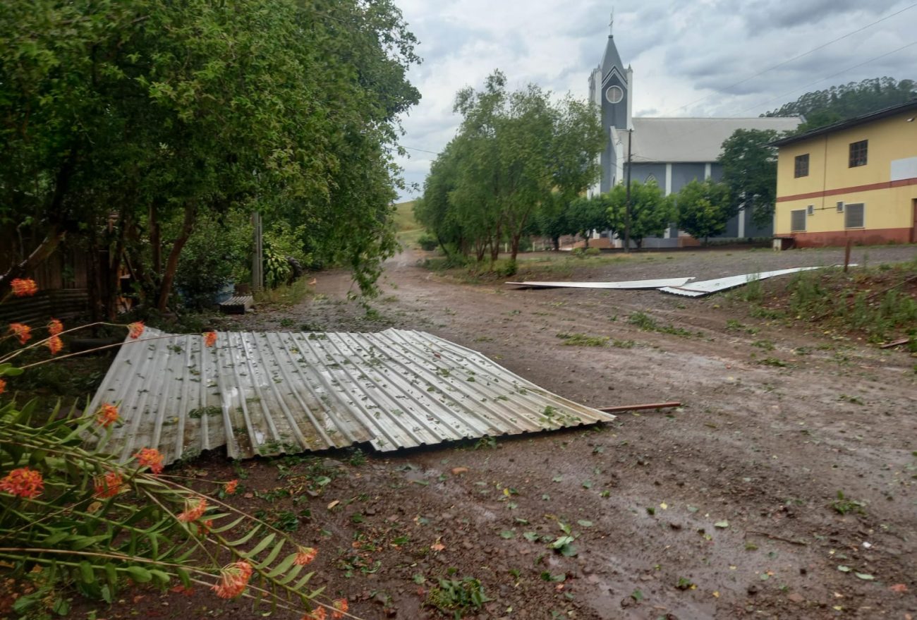 Corpo de Bombeiros atende diversas ocorrências relacionadas ao temporal no Oeste