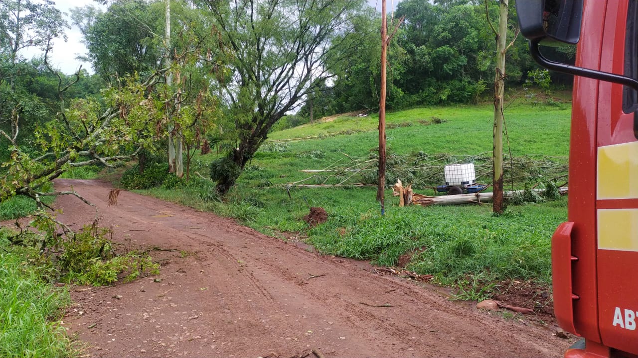 Corpo de Bombeiros atende diversas ocorrências relacionadas ao temporal no Oeste