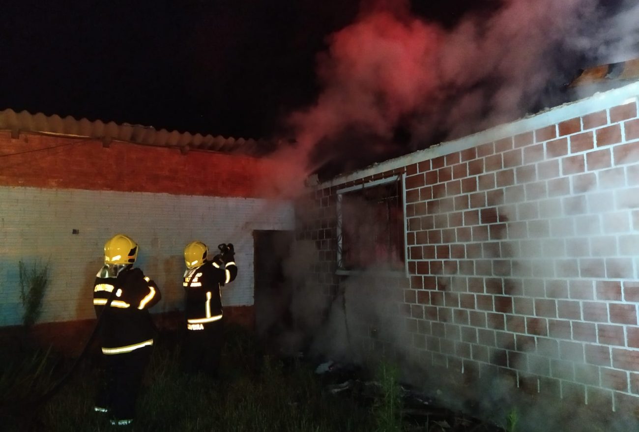 Casa abandonada é consumida por incêndio no Oeste