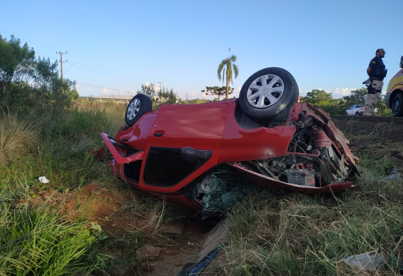 Carro sai de pista e capota na BR-282, em Faxinal dos Guedes