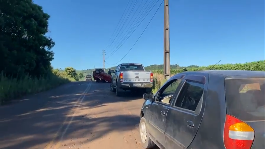 Após colisão, veículo com quatro pessoas capota na FAG-050 em Faxinal dos Guedes