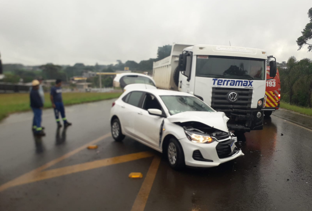 Acidente de trânsito envolvendo carro e caminhão é registrado em Faxinal dos Guedes