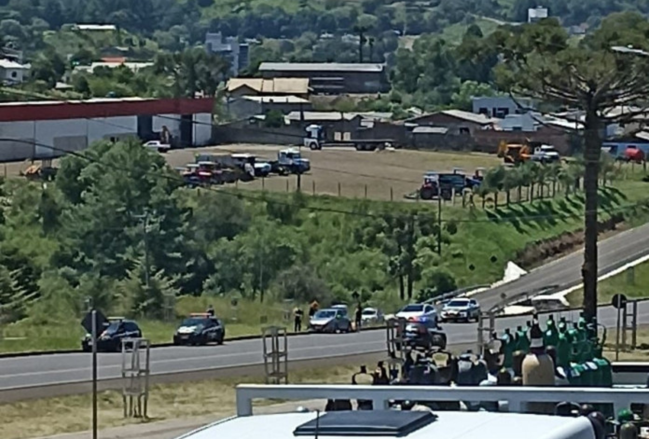 Urgente: Criminosos trocam tiros com a polícia durante abordagem em Ponte Serrada 