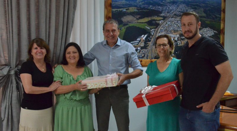 Professoras aposentadas são homenageadas pelo Governo Municipal de Ponte Serrada