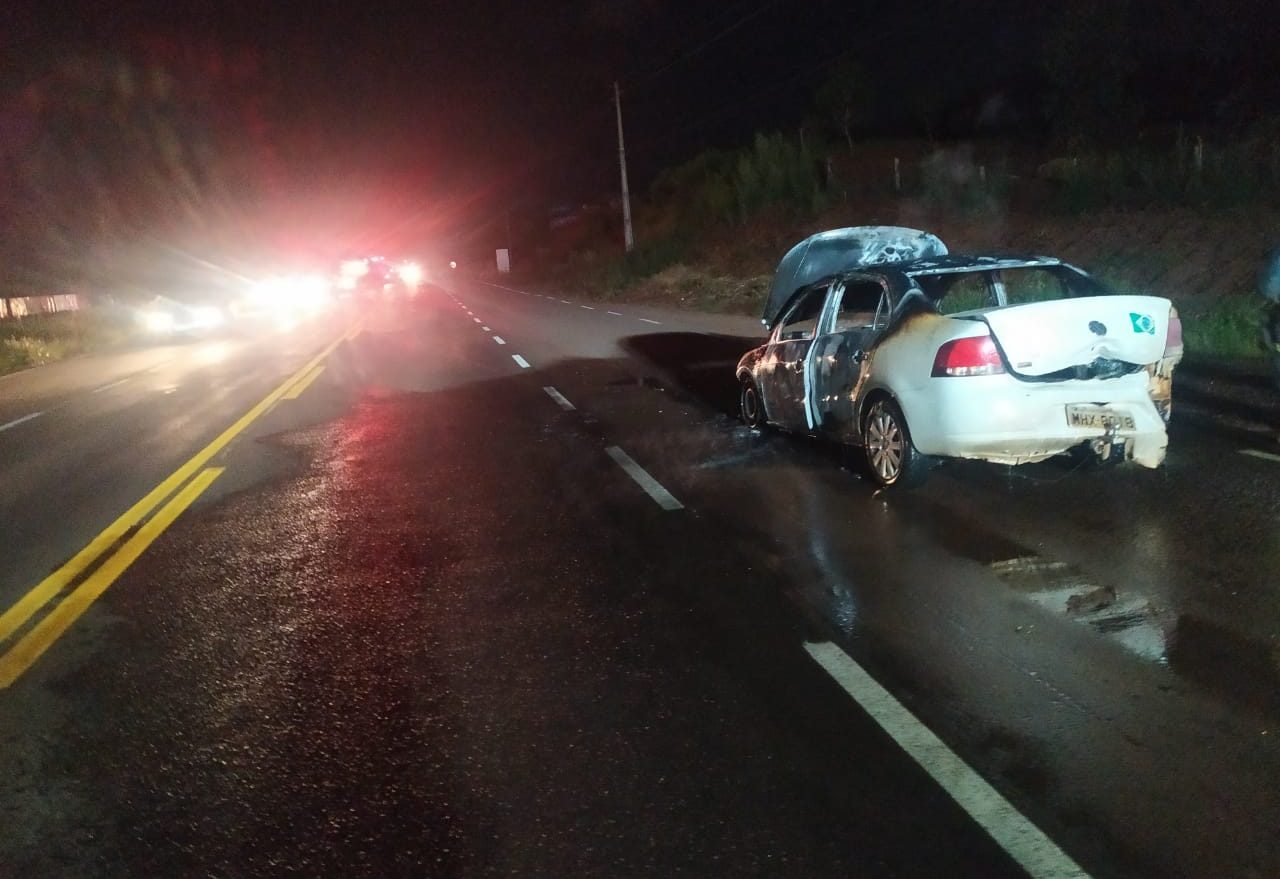 Carro fica destruído após ser atingido por incêndio