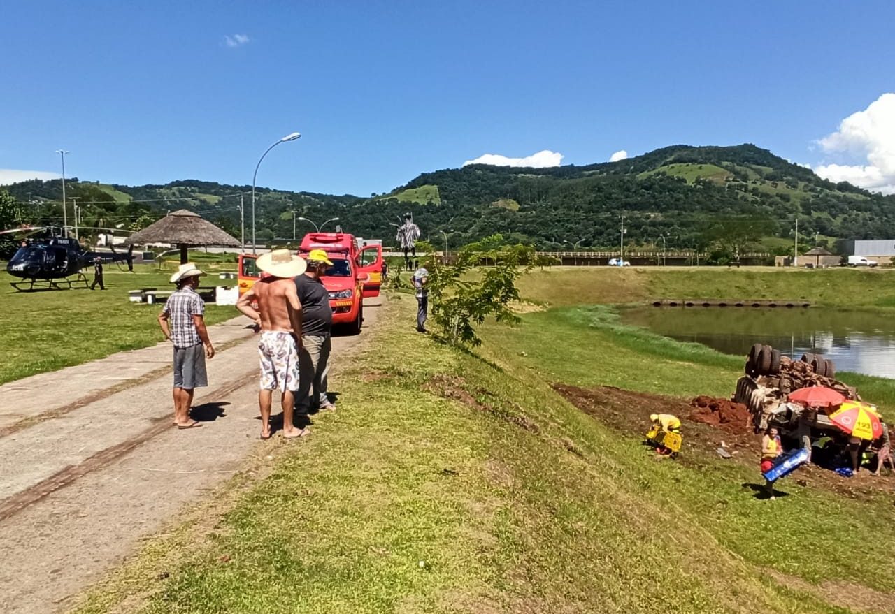 Motorista e passageiro ficam feridos após caminhão tombar no Goio-Ên