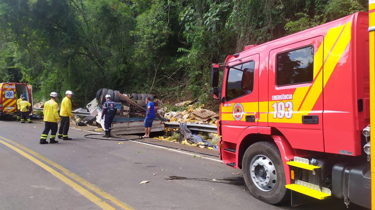 Fotos: Homem morre após caminhão carregado com Chopp tombar na SC-157