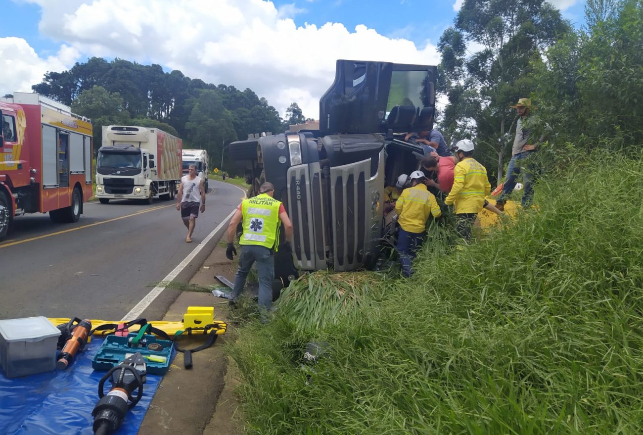 Fotos: motorista fica encarcerado após tombamento de carreta na SC-157