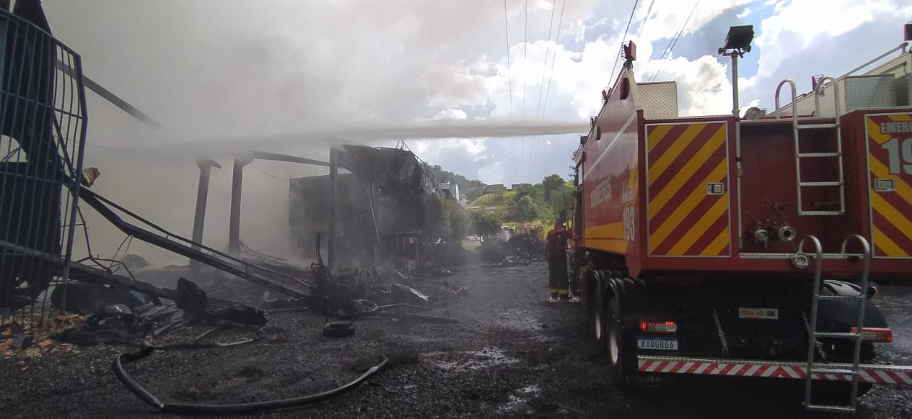 Mais de 30 bombeiros trabalham para combater incêndio em empresa de Coronel Freitas