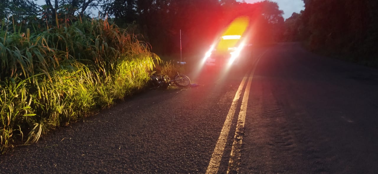 Motociclista morre após colidir em placa de sinalização no Oeste