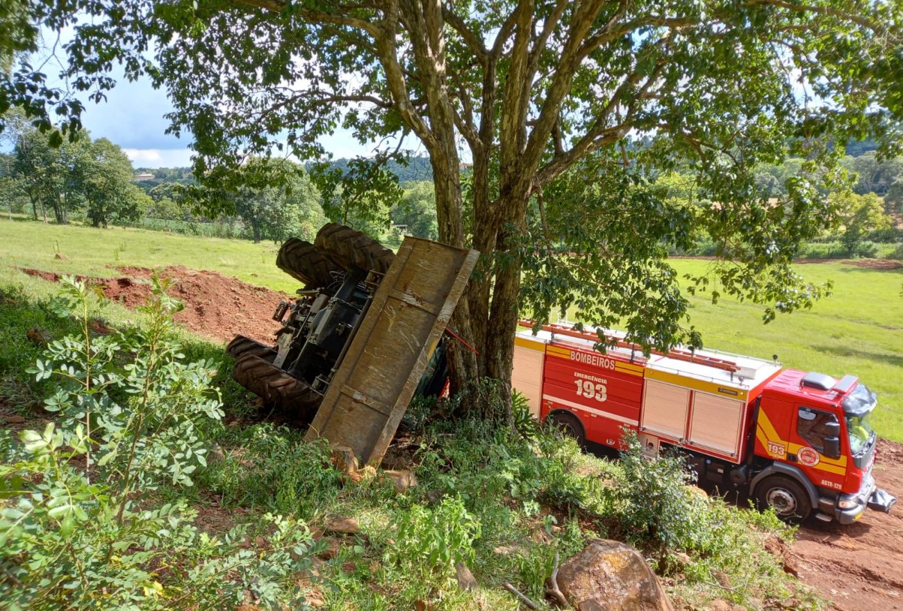 Agricultor fica ferido após tombamento de trator