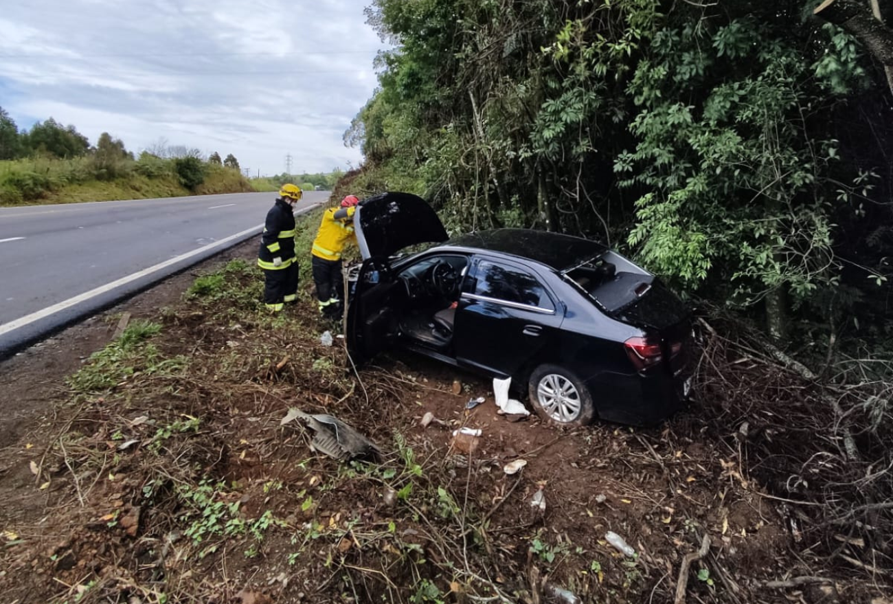 Veículo com cinco ocupantes sai de pista e deixa feridos na BR-282, em Ponte Serrada