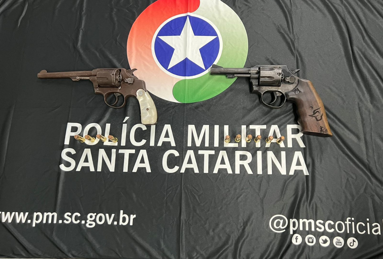 Polícia Militar conduz homens a delegacia por porte ilegal de armas, em Xanxerê