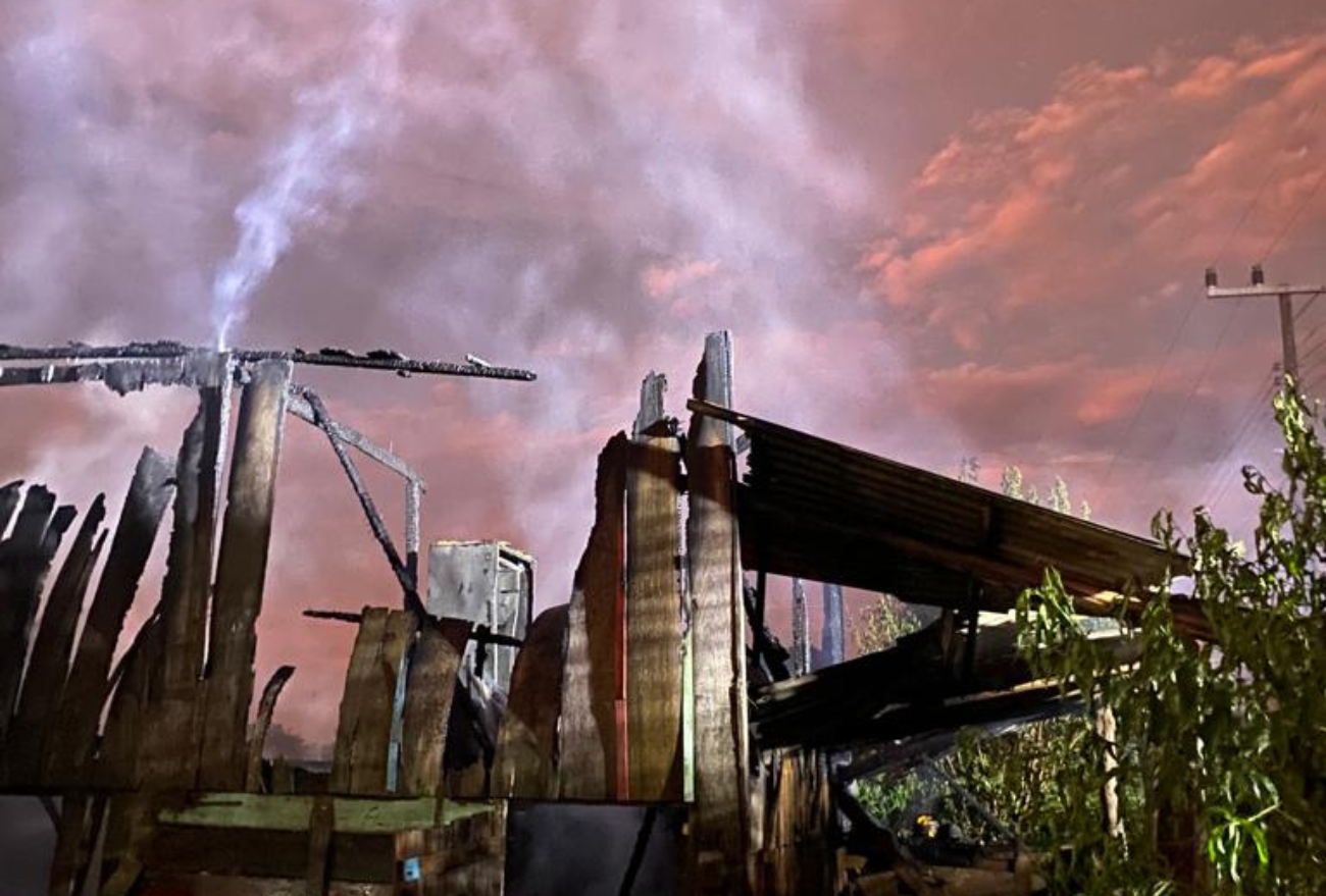 Incêndio deixa residência completamente destruída em São Domingos