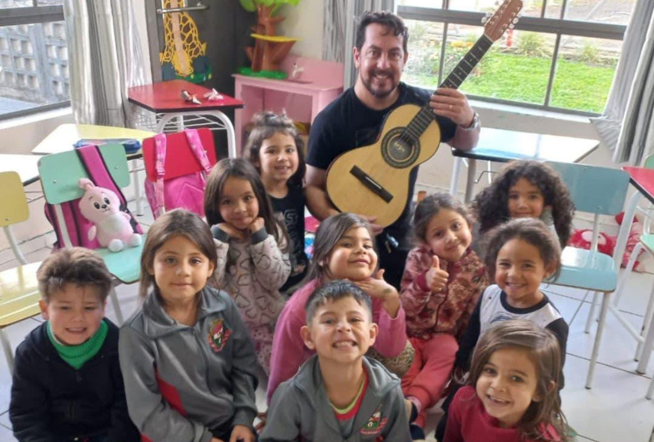 Multi-instrumentista de Ponte Serrada conta sua história com a música