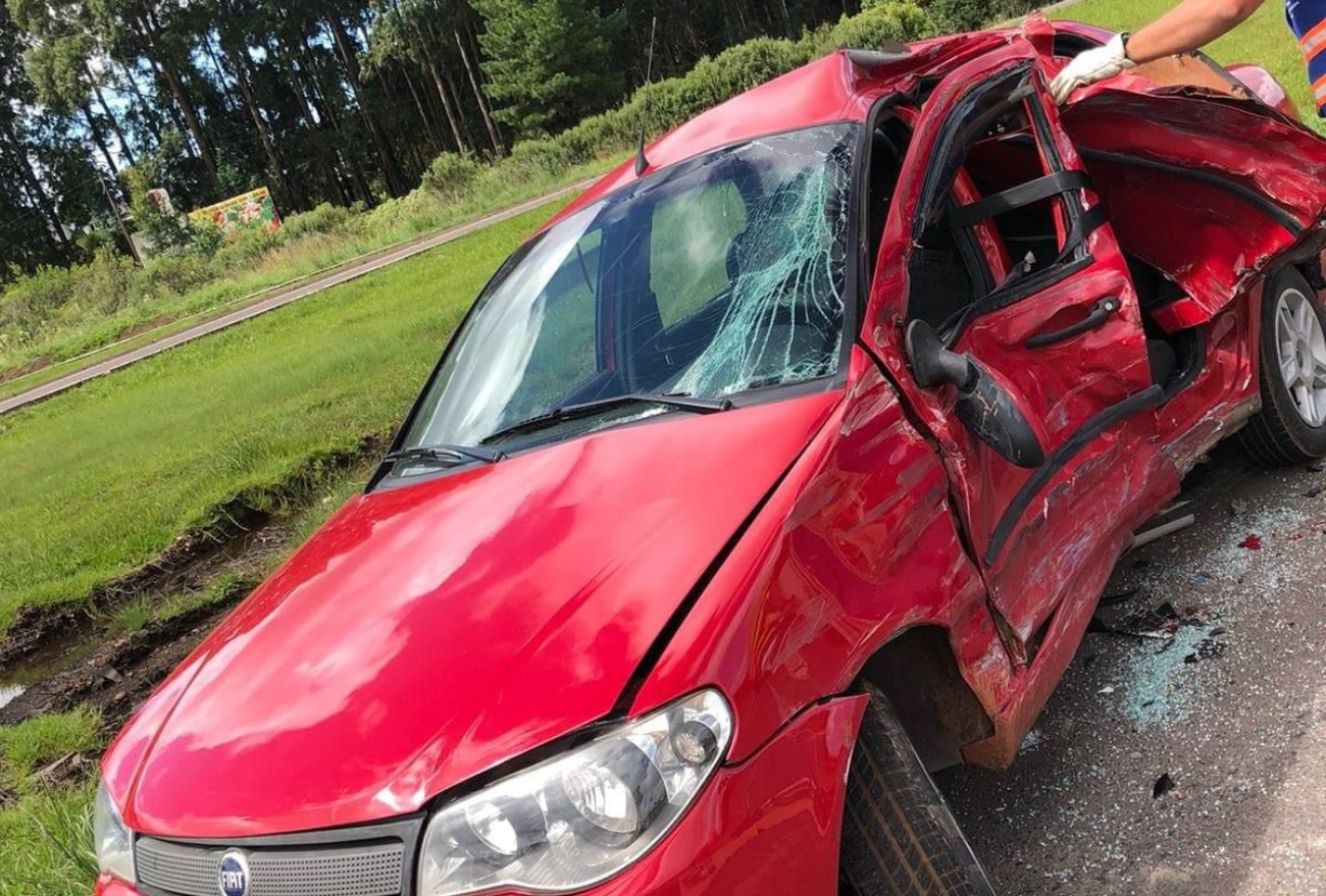 Bombeiros foram acionados para atendimento a uma colisão entre um carro e uma carreta no Trevão do Irani