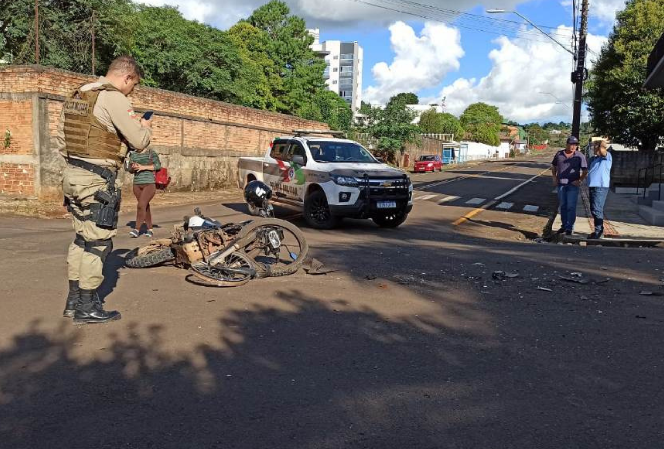 Motociclista é socorrido com suspeita de fratura no braço após colisão com micro-ônibus