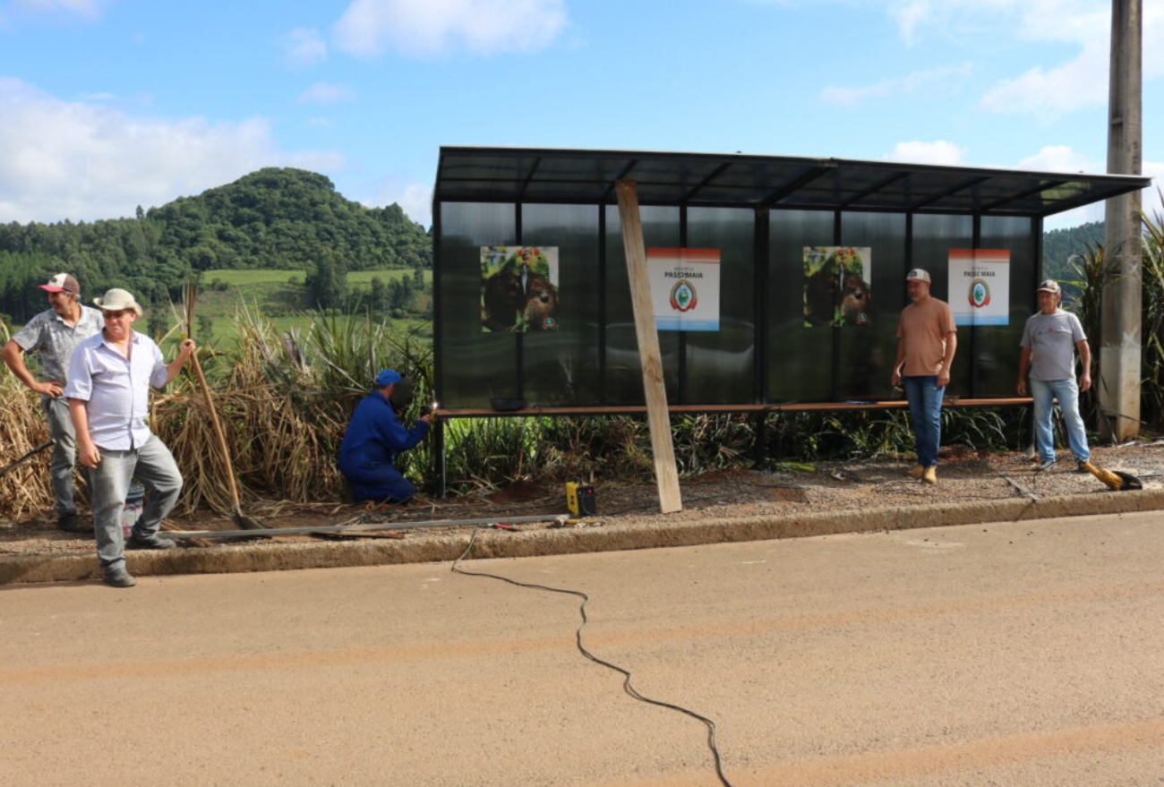 Prefeitura de Passos Maia instala novos pontos de ônibus
