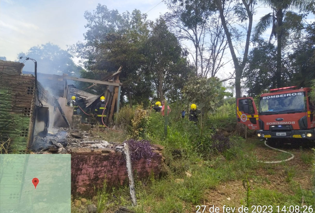 Bombeiros de Faxinal dos Guedes são acionados para combater incêndio à residência em Xanxerê