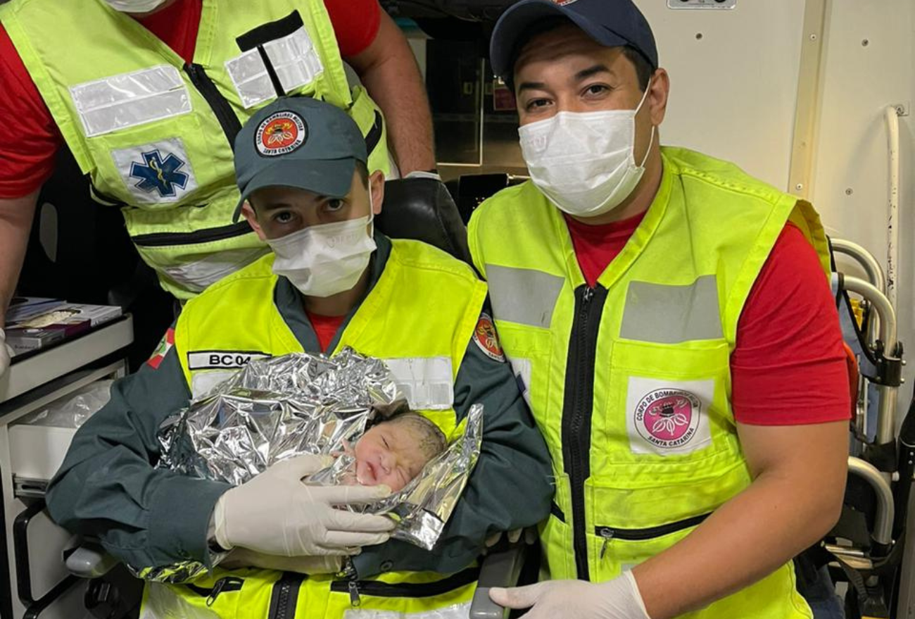 Apressado, bebê nasce dentro de ambulância em Chapecó