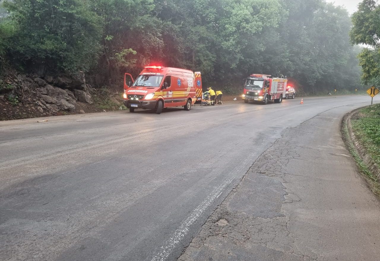 Duas jovens ficam feridas após capotamento na BR-282 na chamada “Curva da Morte”