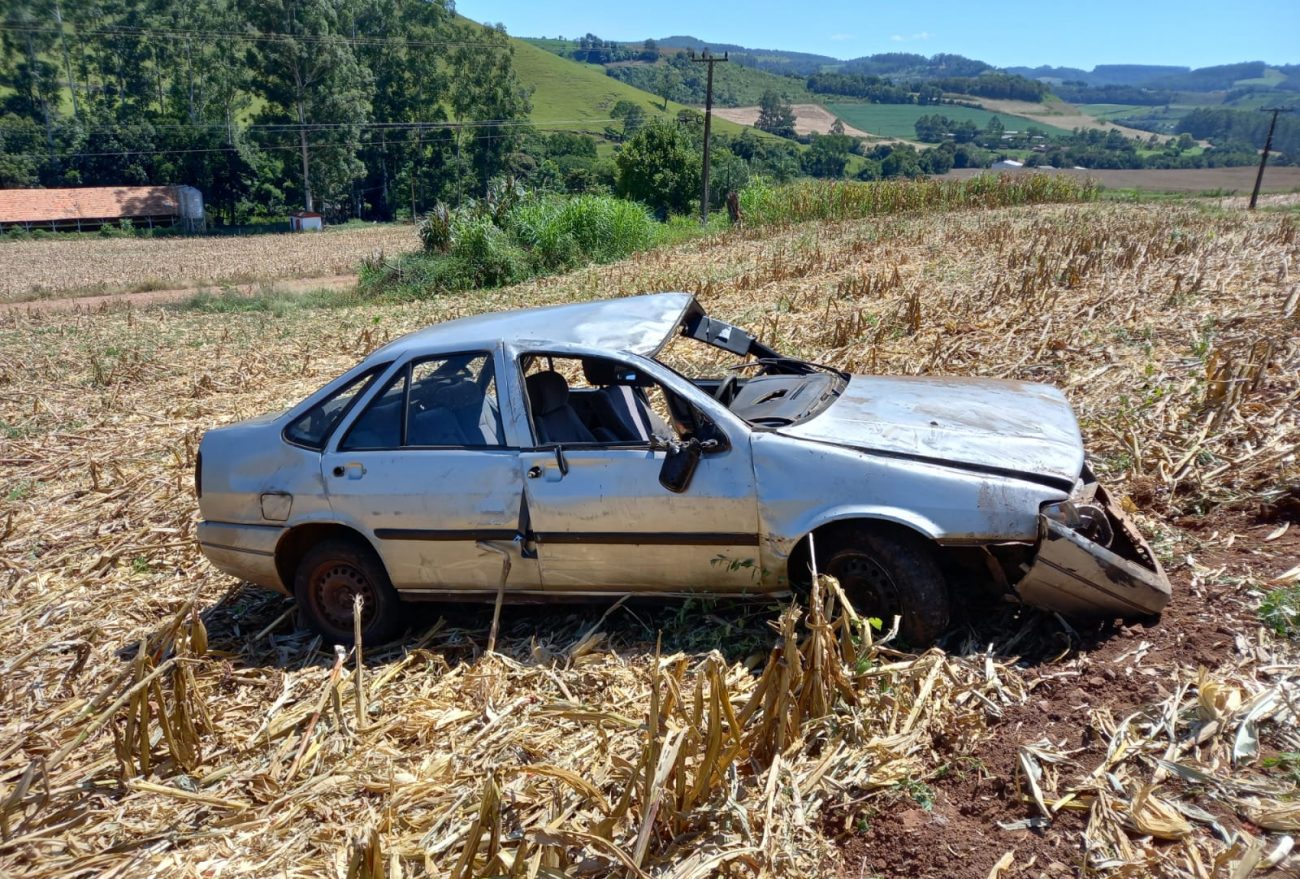 Veículo capota após sair da pista e deixa criança gravemente ferida no Oeste