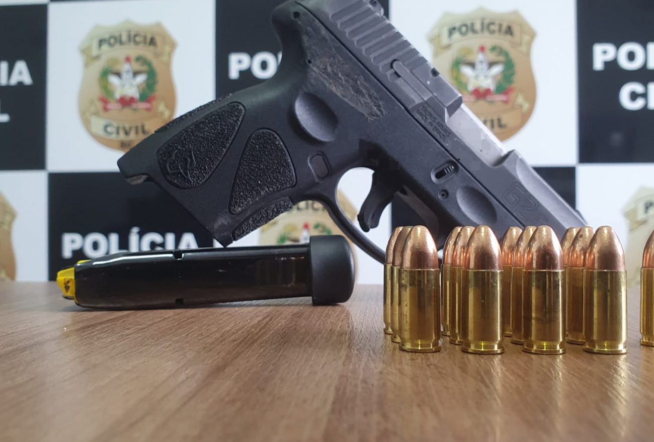 DPCAMI de Xanxerê cumpre mandado de busca, apreende arma de fogo e prende homem em flagrante