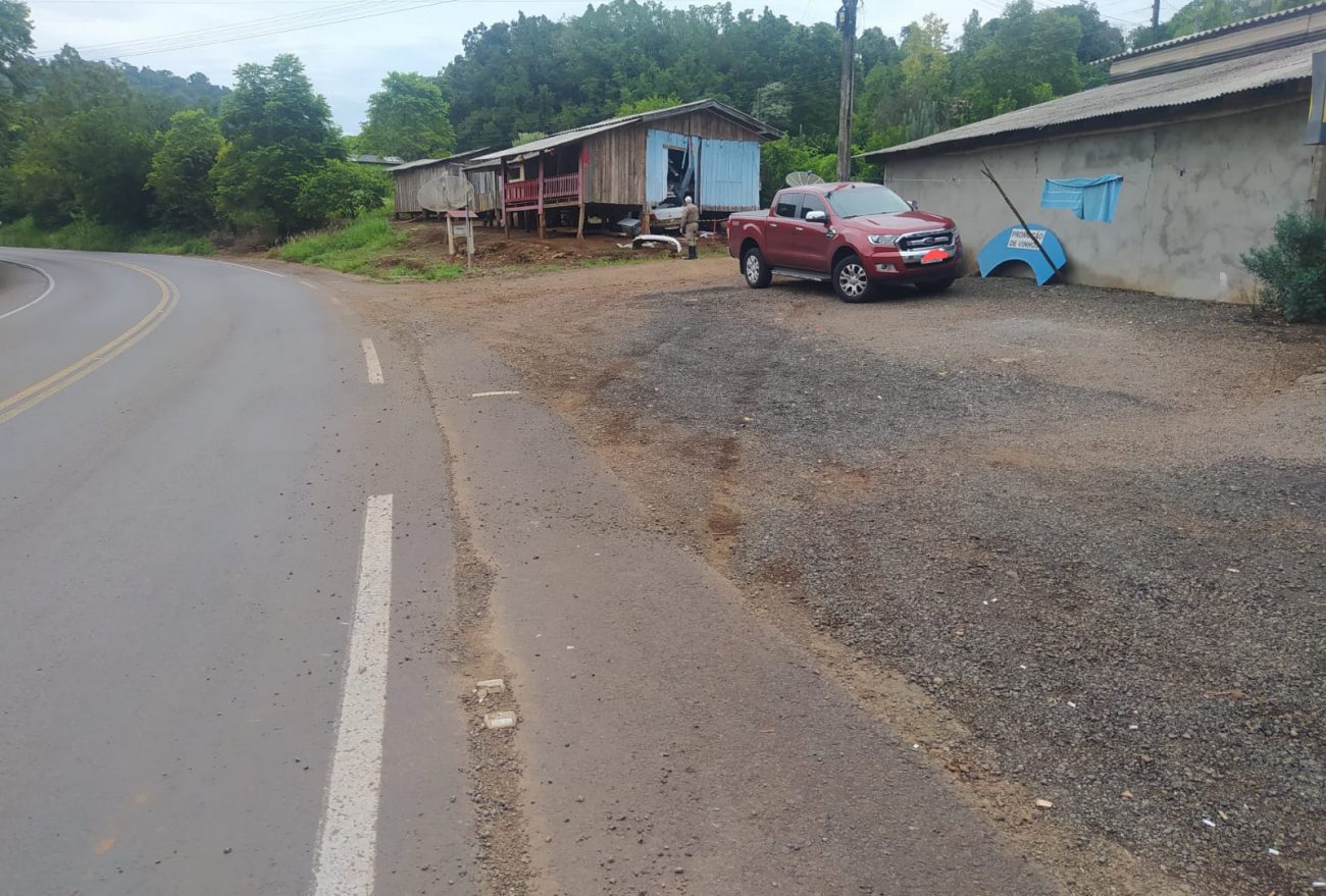 Veículo saí de pista e colide contra uma residência em Coronel Freitas