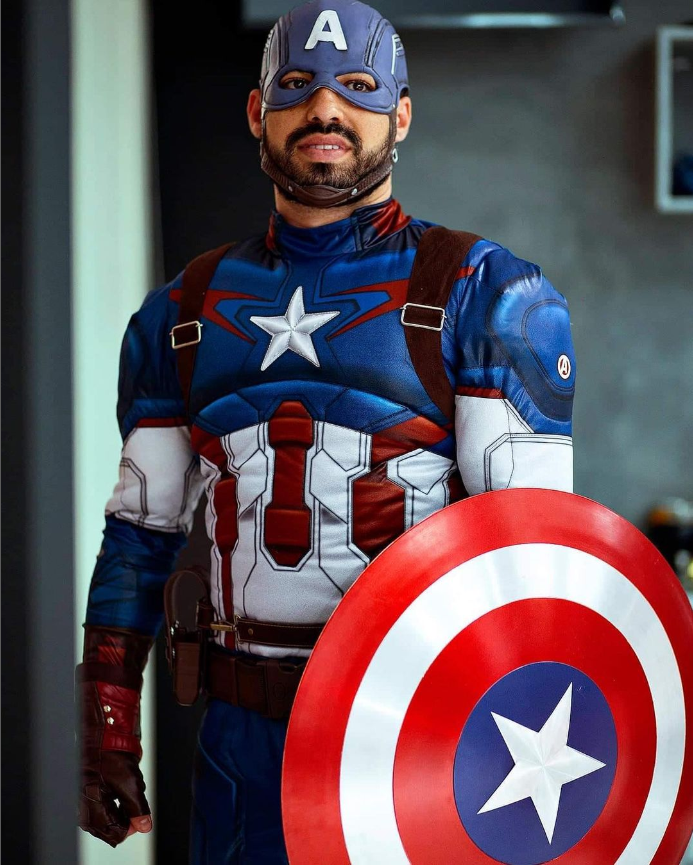 Capitão América na vida real: barbeiro do Oeste atende crianças autistas