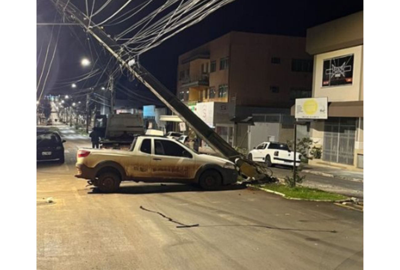 Carro colide em poste e deixa parte de Xanxerê sem energia elétrica