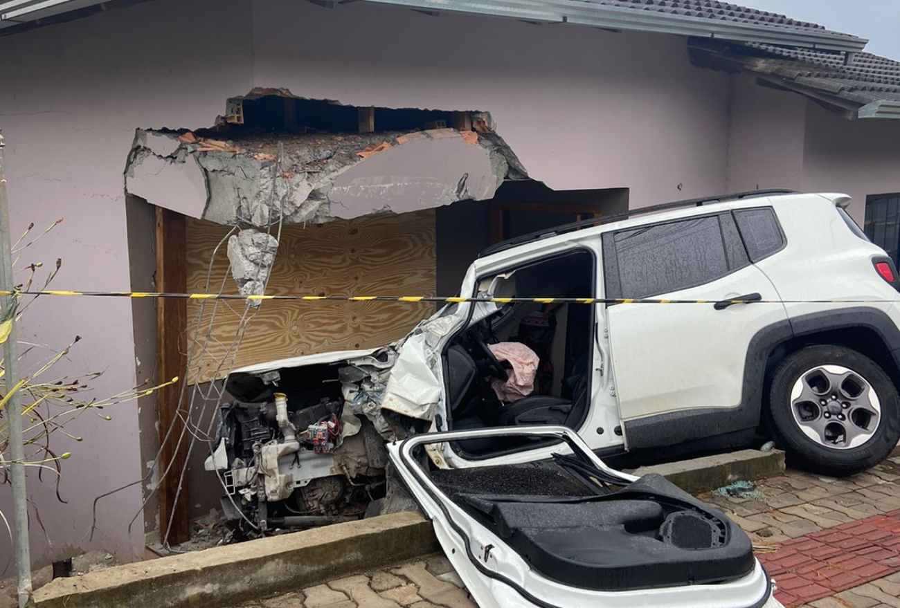 Vídeo: momento em que automóvel colide contra residência em Vargeão é registrado por câmera de segurança