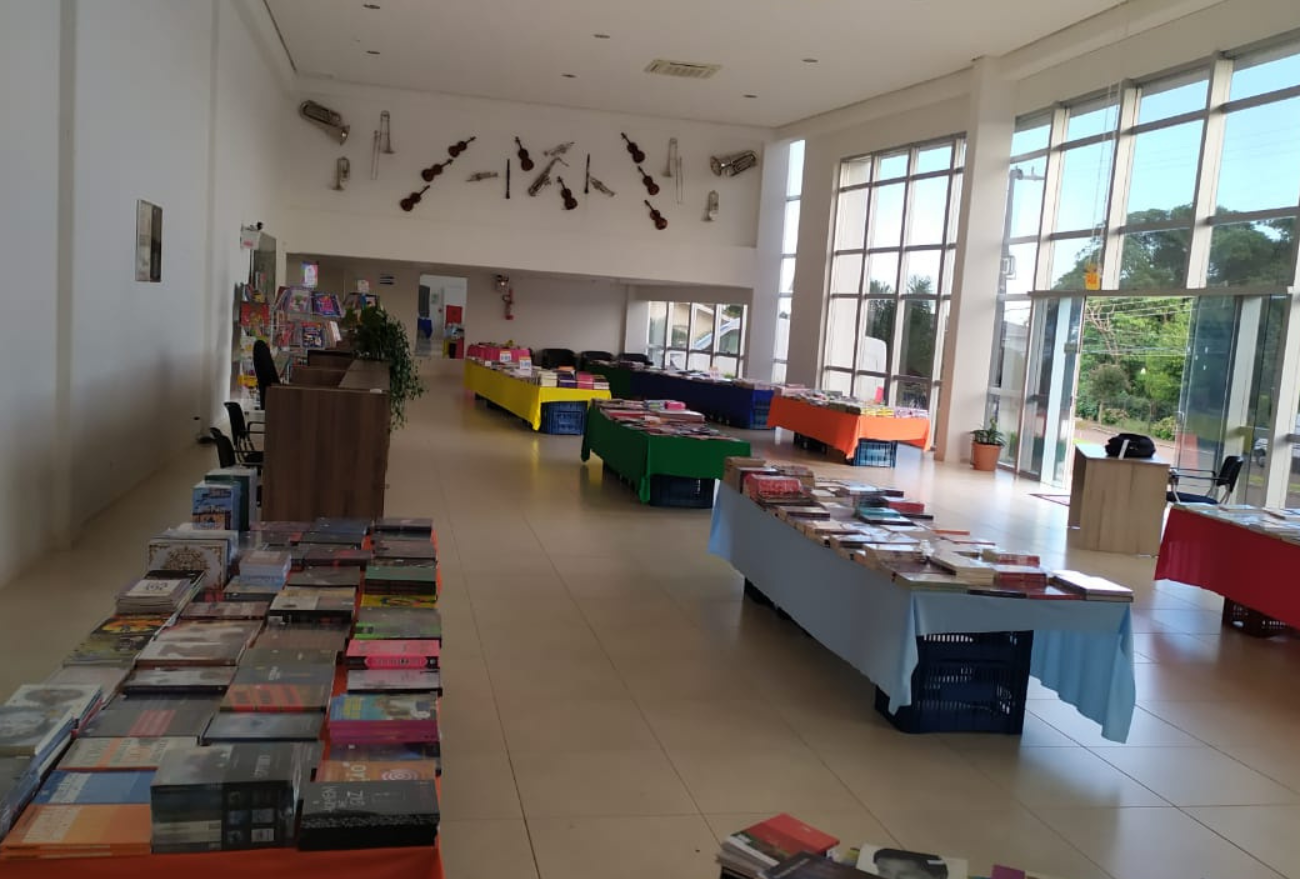 Feira do Livro segue até esta terça-feira em Faxinal dos Guedes