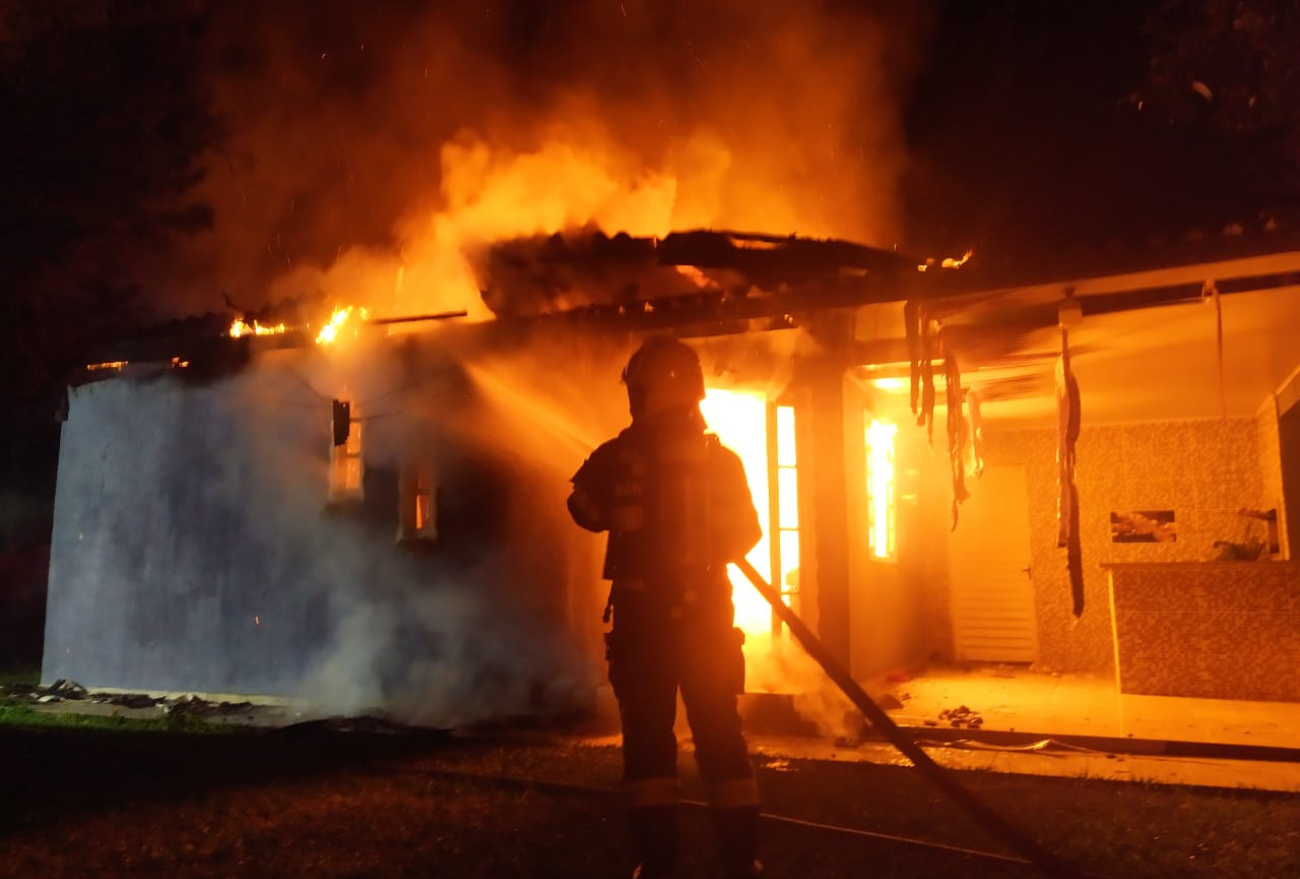 Bombeiros de Faxinal dos Guedes auxiliam em atendimento a incêndio ocorrido em Bom Jesus