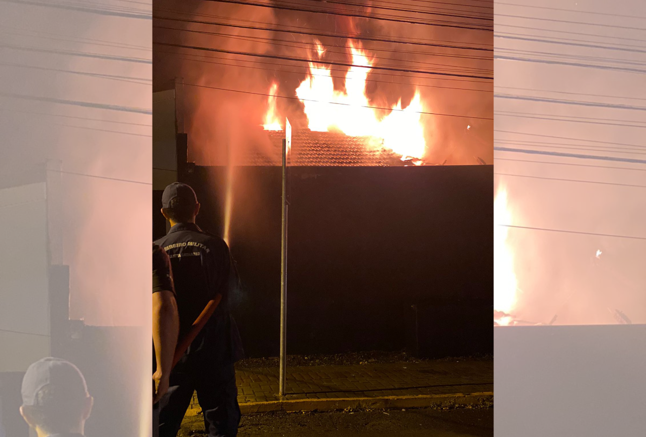 Incêndio consome parcialmente boate em Chapecó