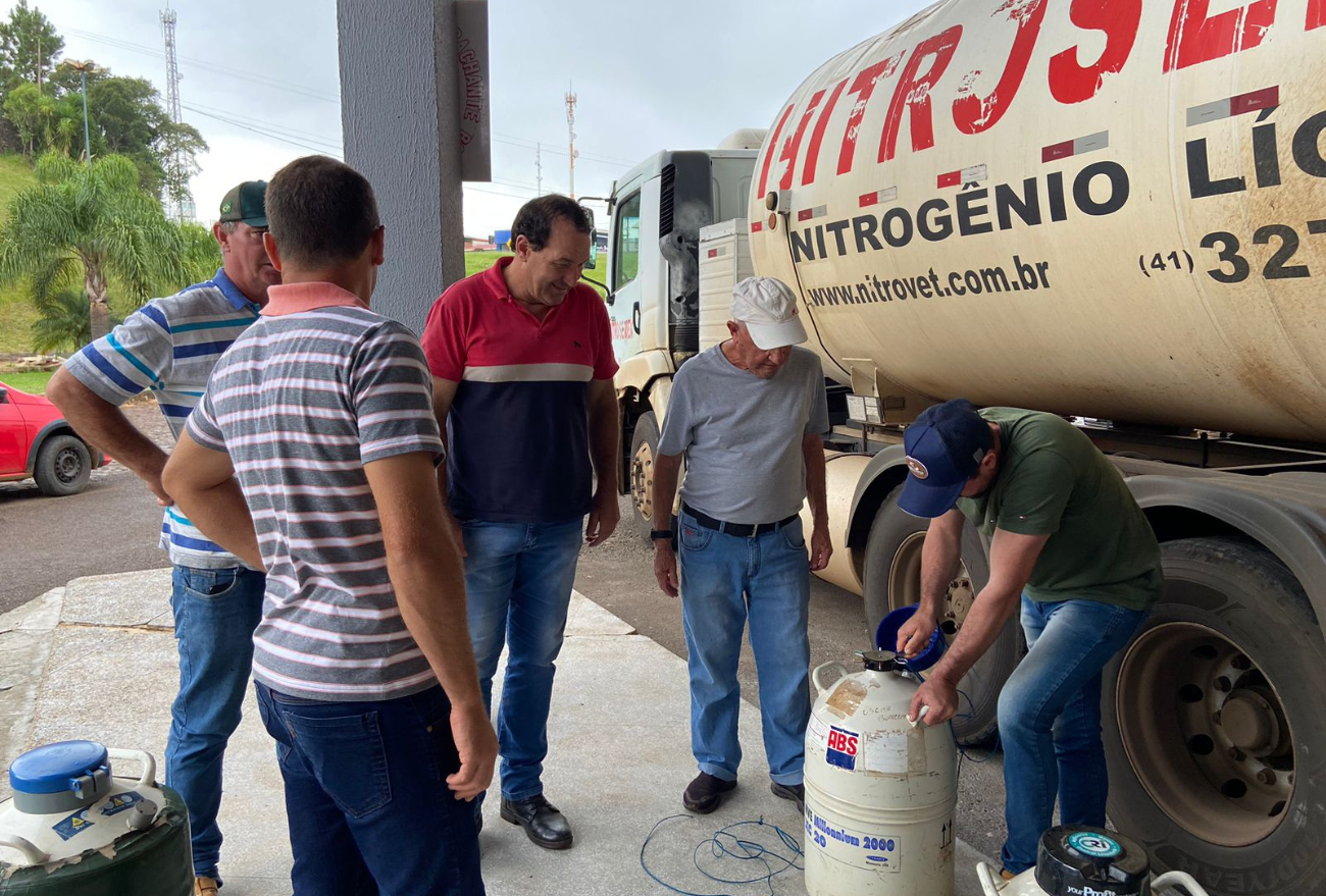 Secretaria de Agricultura realiza entrega de nitrogênio aos produtores de gado