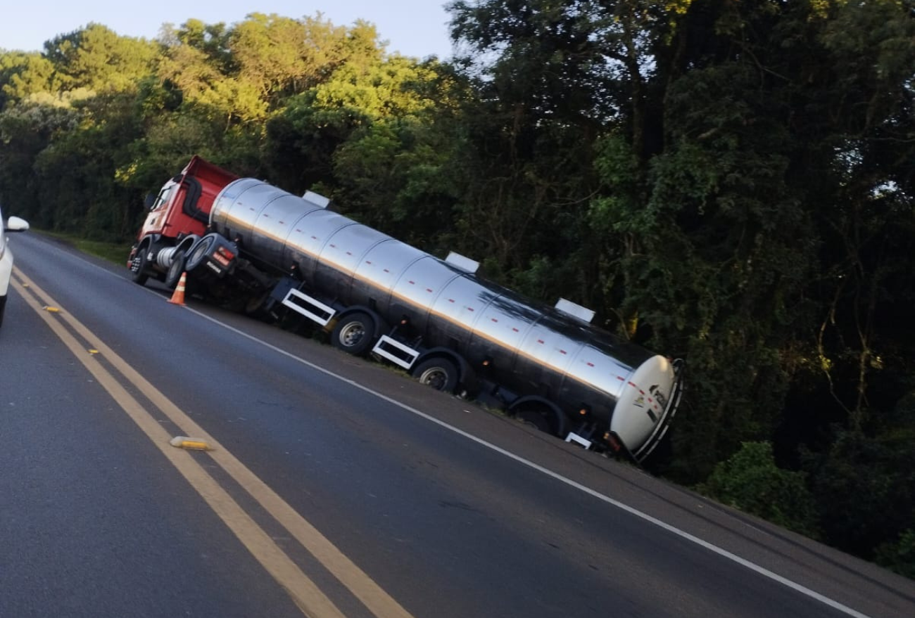 Fotos: caminhão sai da pista na BR-282, entre Xanxerê e Faxinal do Guedes