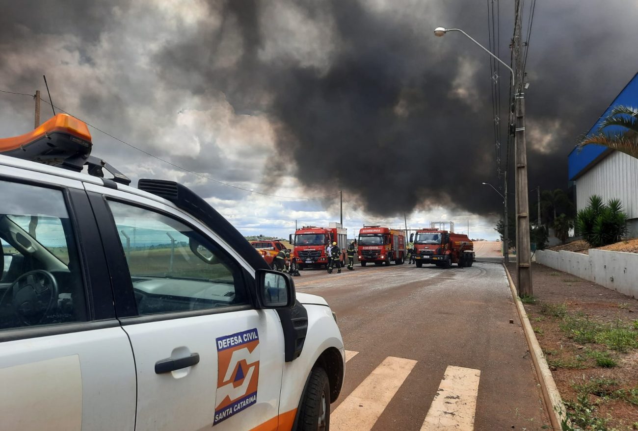 Vídeos: Incêndio em indústria emite fumaça tóxica em Xanxerê