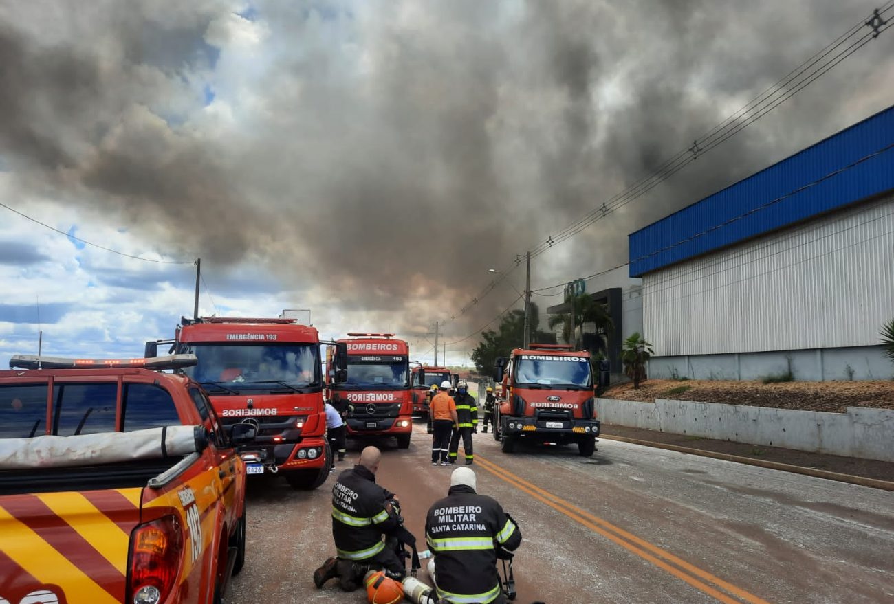 Bombeiros de Faxinal dos Guedes auxiliam no combate a incêndio em empresa de Xanxerê