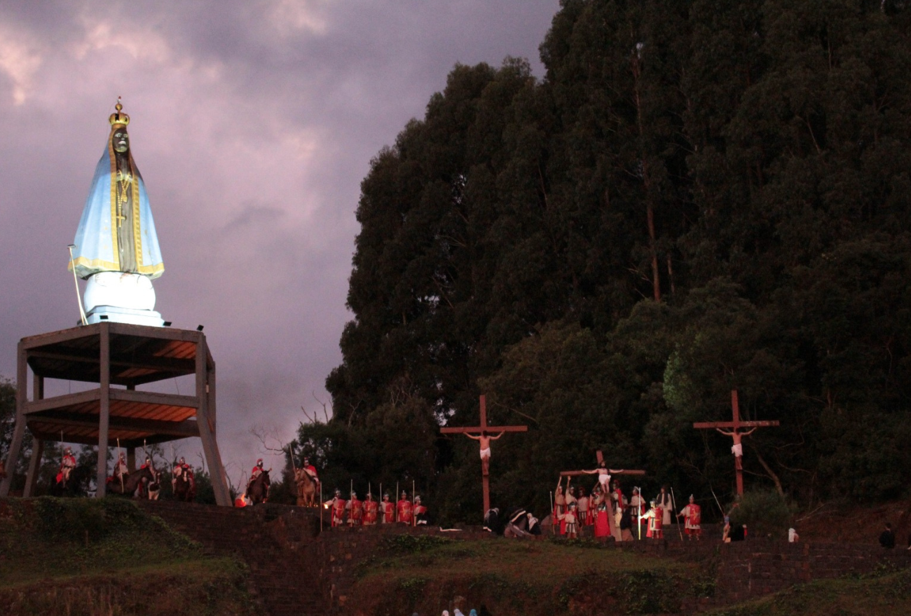 Encenação da Paixão, Morte e Ressurreição de Cristo reúne centenas de pessoas em Ponte Serrada